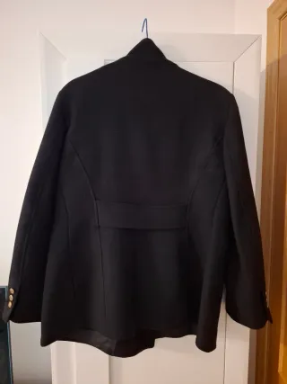 Abrigo negro con botones dorados