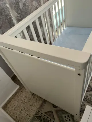 Cuna blanca infantil con dibujos