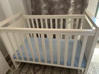 Cuna blanca infantil con dibujos