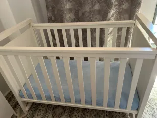 Cuna blanca infantil con dibujos