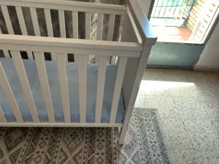 Cuna blanca infantil con dibujos