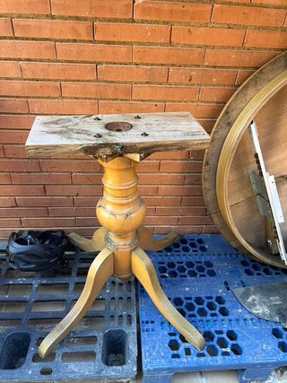 Mesa redonda de madera y metal