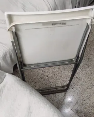 Silla plegable Ikea blanca y gris