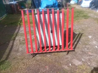 Verja metálica roja