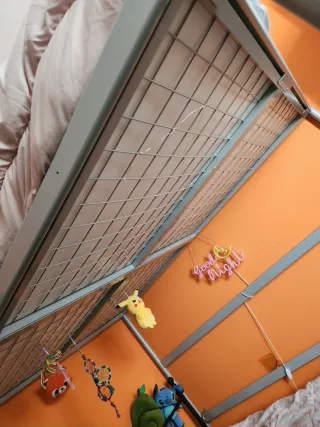 Cama alta, con somier.