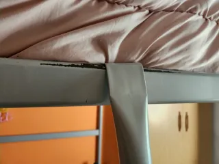 Cama alta, con somier.