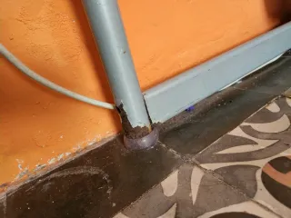 Cama alta, con somier.