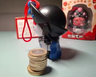 Dos adornos de escritorio con forma de panda