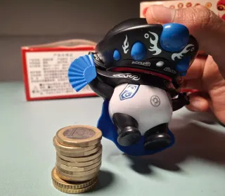 Dos adornos de escritorio con forma de panda
