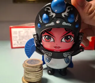 Dos adornos de escritorio con forma de panda