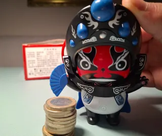 Dos adornos de escritorio con forma de panda