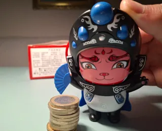 Dos adornos de escritorio con forma de panda