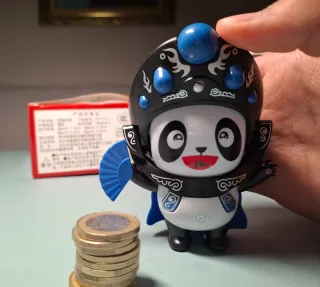 Dos adornos de escritorio con forma de panda