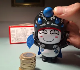 Dos adornos de escritorio con forma de panda