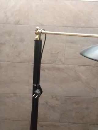 Lámpara de pie negra y dorada