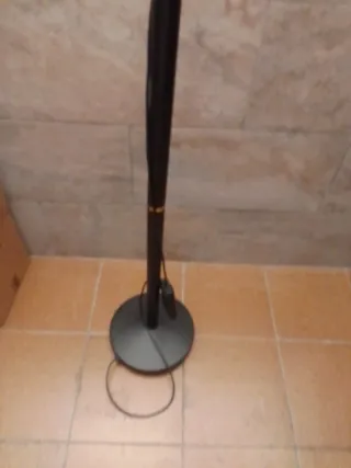 Lámpara de pie negra y dorada