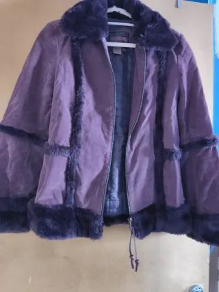 Abrigo morado con pelo sintético