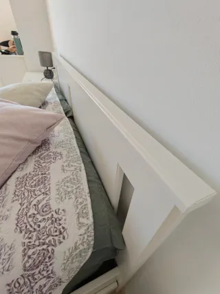 Estructura de cama blanca de madera con 4 cajones