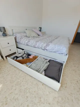 Estructura de cama blanca de madera con 4 cajones