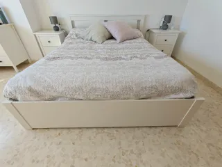 Estructura de cama blanca de madera con 4 cajones