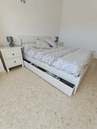 Estructura de cama blanca de madera con 4 cajones