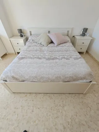 Estructura de cama blanca de madera con 4 cajones