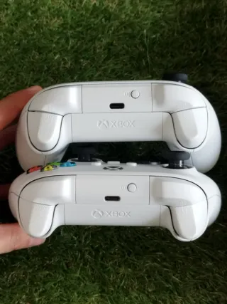 Xbox Series S + 2 mandos y accesorios