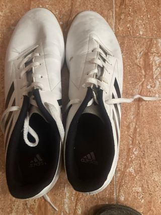 Zapatos de fútbol Adidas blancos y negros