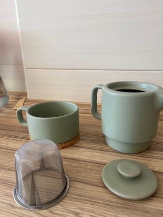 Tetera y taza de cerámica con base de bambú