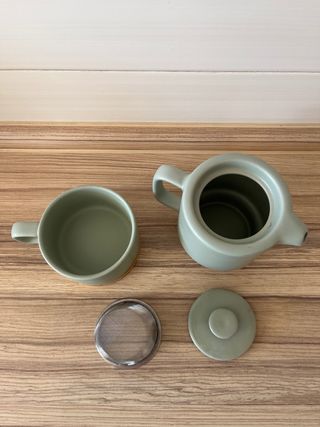 Tetera y taza de cerámica con base de bambú