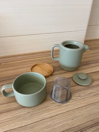 Tetera y taza de cerámica con base de bambú