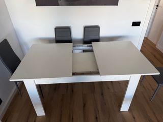 Mesa blanca y 6 sillas grises