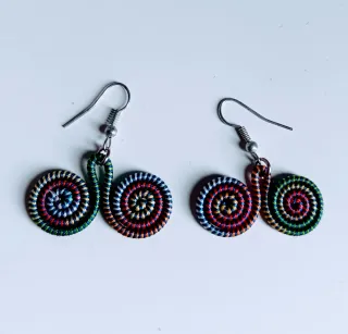 Orecchini hippie a spirale multicolore