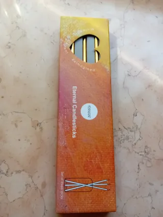 Candela decorativa con conchiglie e rami di fiore