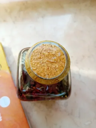 Candela decorativa con conchiglie e rami di fiore