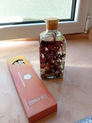 Candela decorativa con conchiglie e rami di fiore