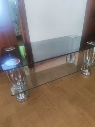 Tavolo in vetro nero con gambe in metallo