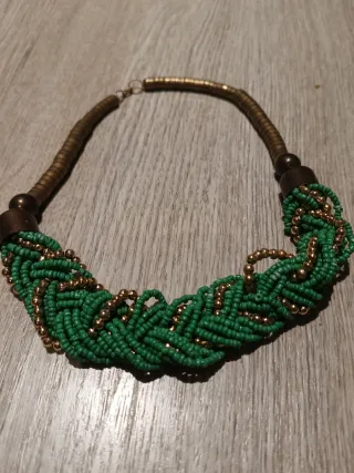 Collar de cuentas verde y dorado