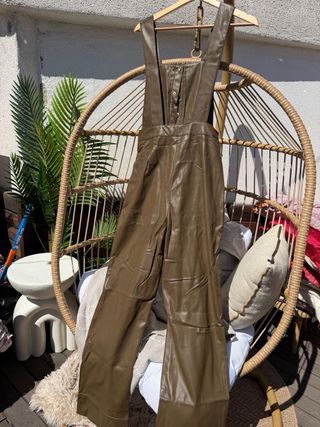 Mono ZARA efecto piel verde oliva