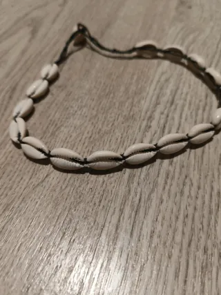 Collar de conchas blancas y negro