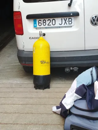 Botella de buceo amarilla