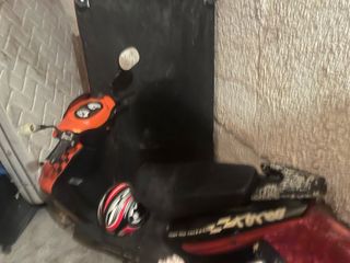 Ciclomotor Scooter Naranja y Rojo