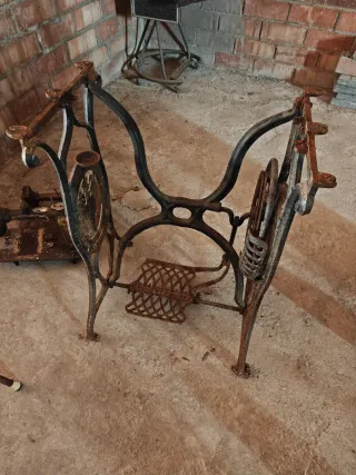 Patas de máquina de coser antiguas