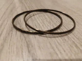 Pulseras doradas y marrones con diseño