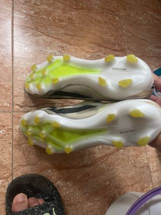 Zapatos de fútbol Adidas blancos y verdes