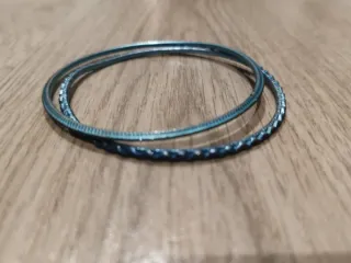 Pulseras finas azul y turquesa