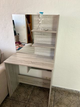 Tocador moderno con espejo y estantes