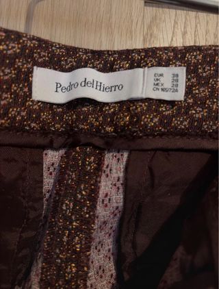 Pantalón Pedro del Hierro granate y dorado