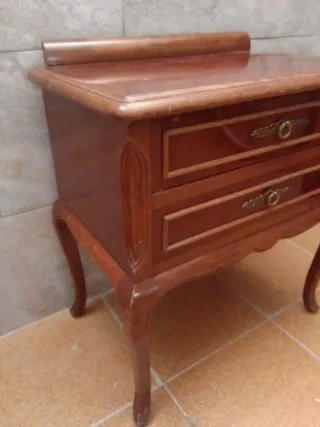 Mesita de noche antigua