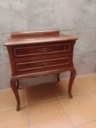 Mesita de noche antigua